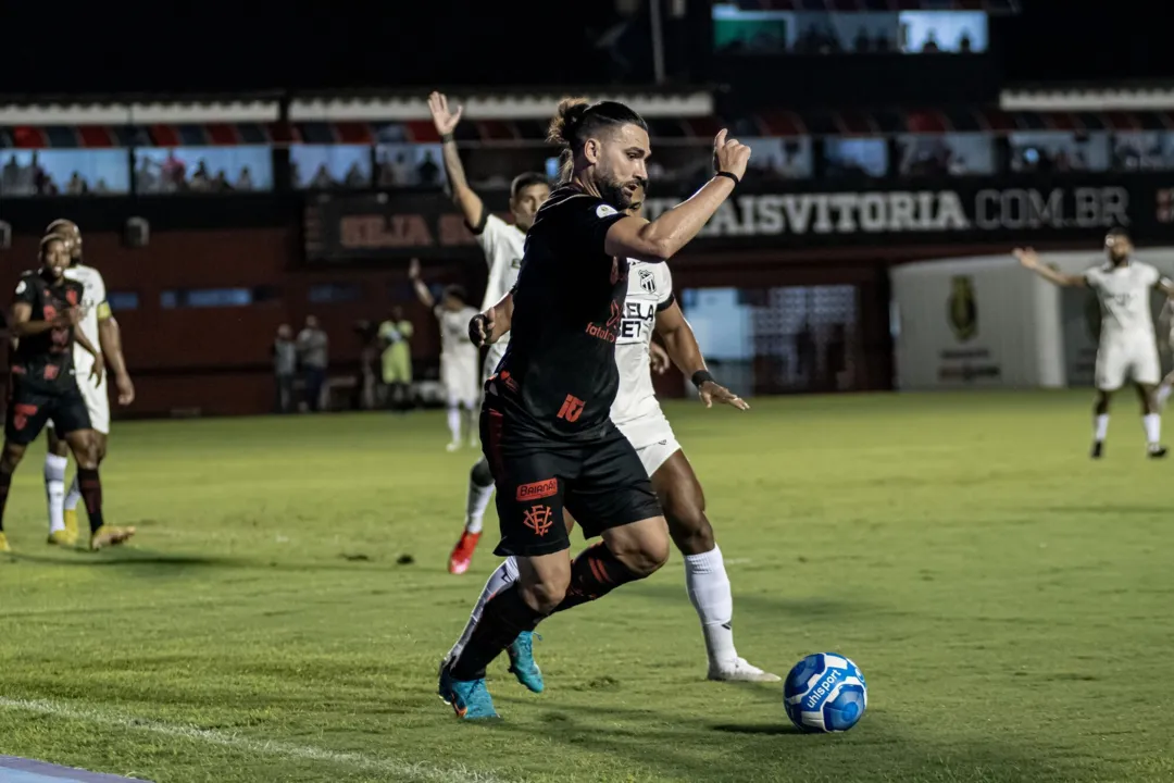 Léo Gamalho se torna o artilheiro do time na Série B, com cinco gols