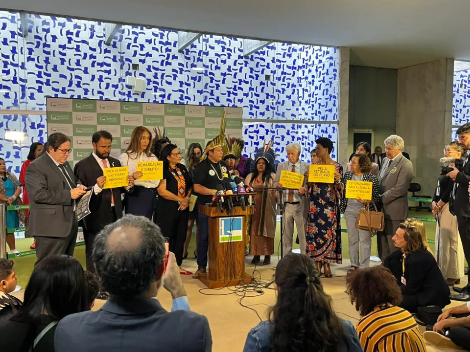 Coletiva dada por lideranças governistas nesta terça-feira