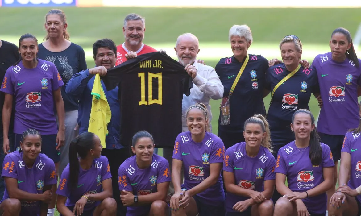 Presidente esteve no Estádio Mané Garrincha, em Brasília, para o treino da equipe e desejou boa sorte na Copa do Mundo