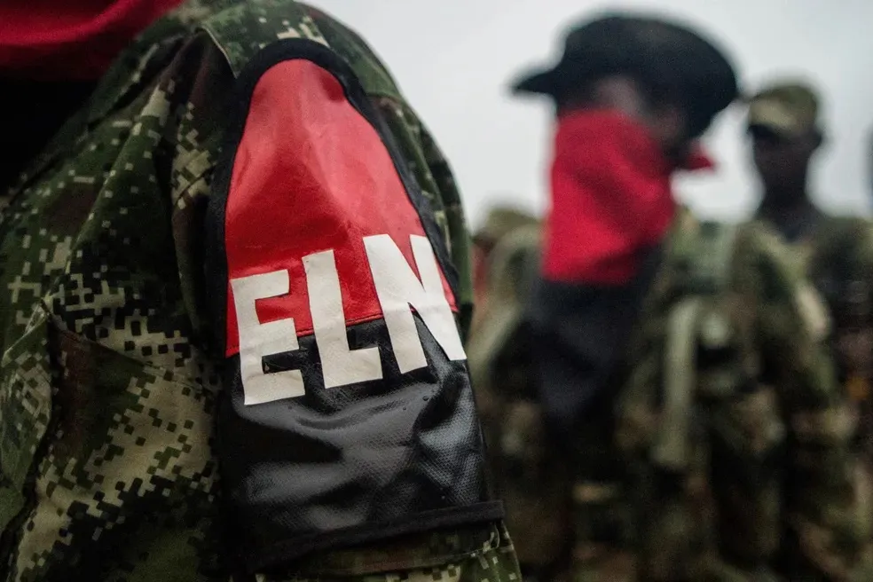 Foto de arquivo retrata membros da guerrilha do Exército de Libertação Nacional (ELN) em um campo de treinamento localizado às margens do rio San Juan, na Colômbia.