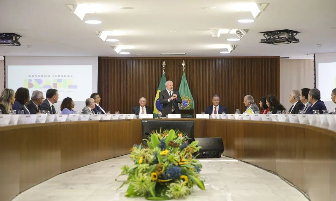 A reunião contou com a participação de 35 dos 37 ministros, com exceção de Marina Silva (Meio Ambiente), em tratamento de saúde, e Luiz Marinho (Trabalho), em viagem internacional.