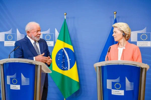 Lula, acompanhado da presidente da Comissão Europeia, Ursula von der Leyen