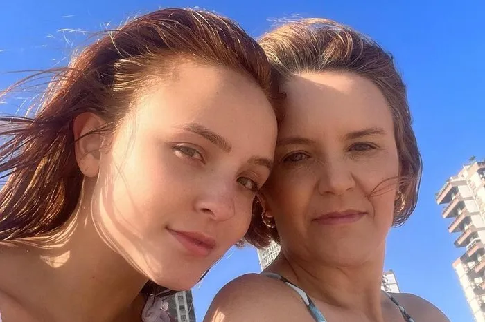 Imagem ilustrativa da imagem Mãe de Larissa Manoela se diz arrependida por mandar filha ir à m*rda
