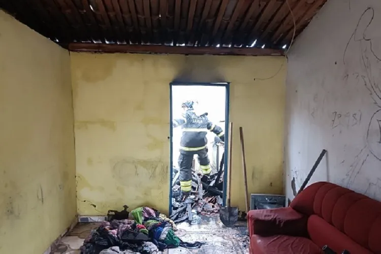 Casa ficou parcialmente destruídas após incêndio que matou mãe e filho