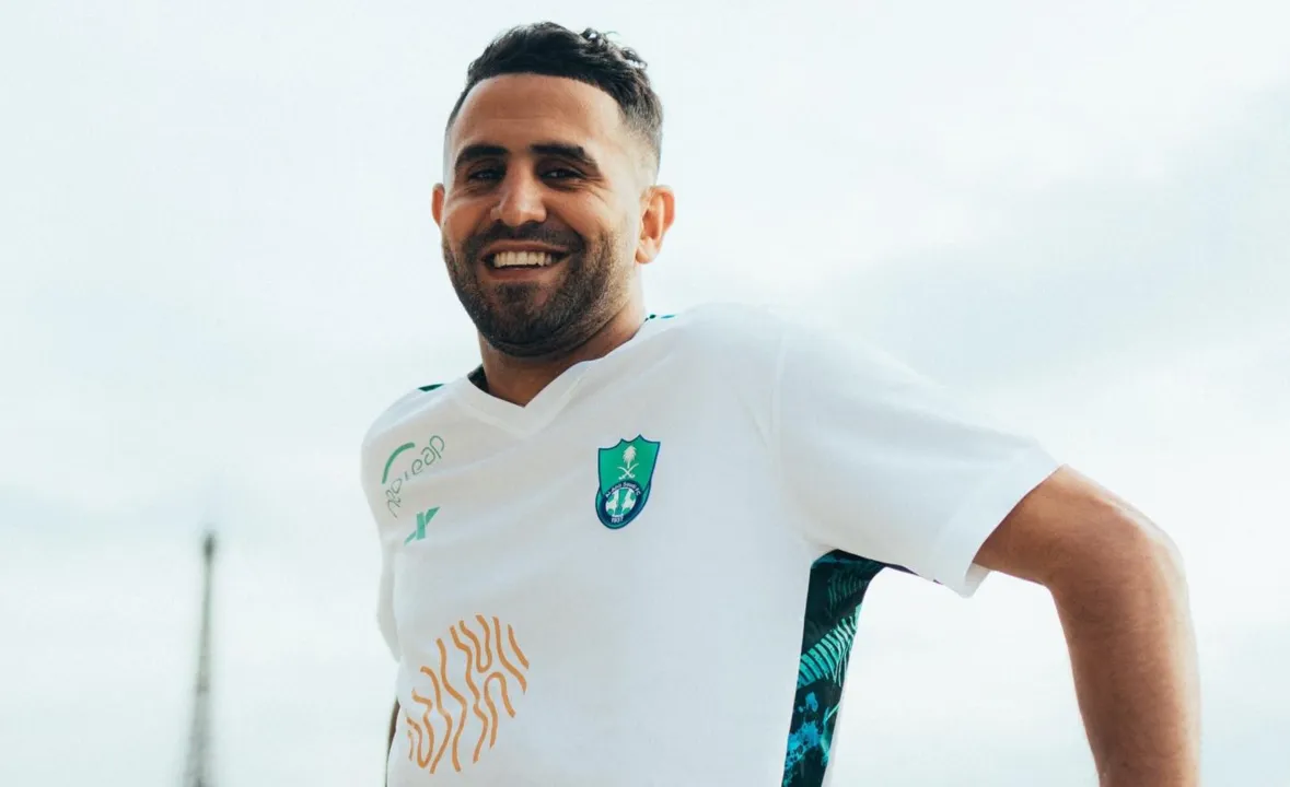 Mahrez posa com a camisa do novo clube