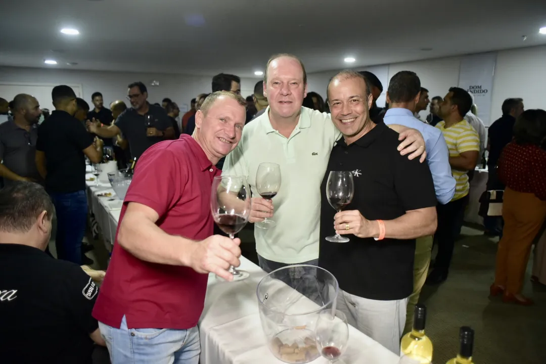 Empresários Adriano (esq) e João Centenaro (centro), realizadores do evento e proprietários da Vineria