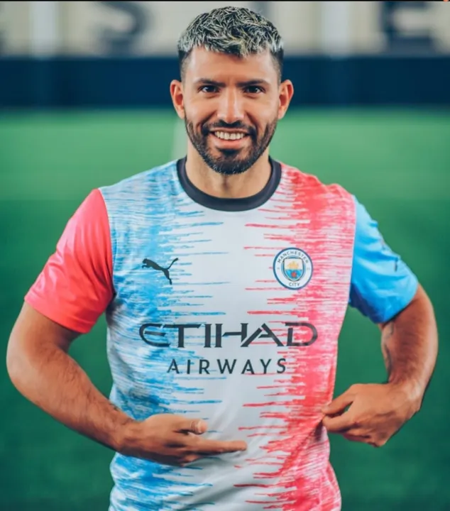 Ídolo do City, o ex-atacante Kun Aguero vestiu a camisa em homenagem ao Esquadrão