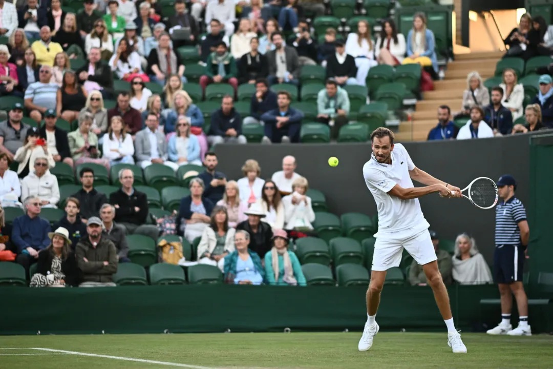 Medvedev garante vaga na terceira rodada de Wimbledon