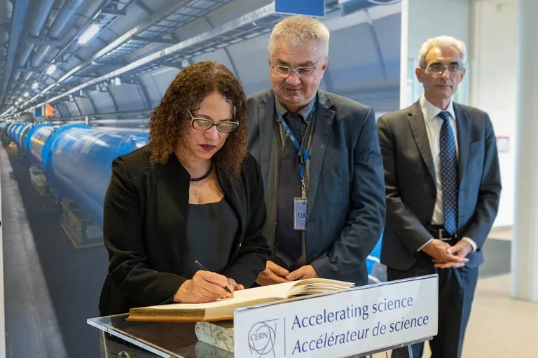 A ministra da Ciência, Tecnologia e Inovação, Luciana Santos, durante a visita ao CERN, em Genebra