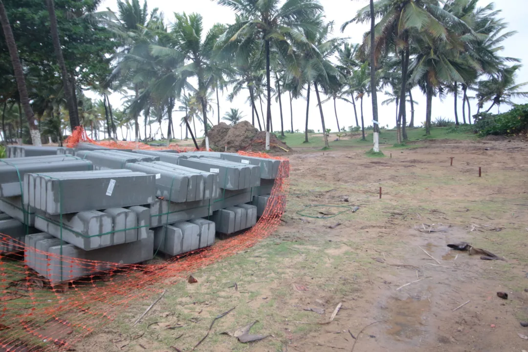 Moradores da praia do flamengo criticam a requalificação do local pela prefeitura que está desmatando o que resta da vegetação de restinga