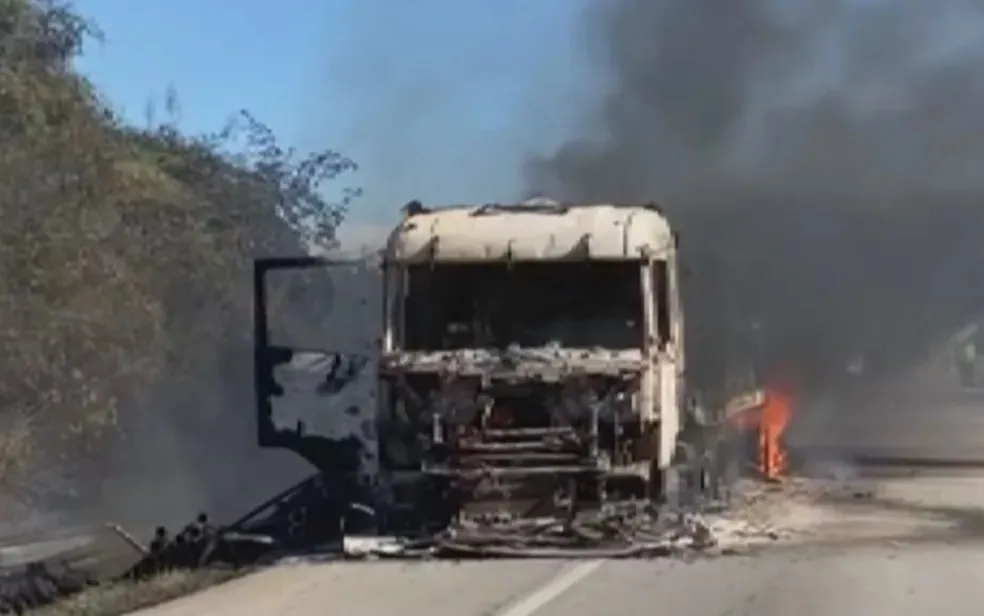 Caminhão pegou fogo neste sábado