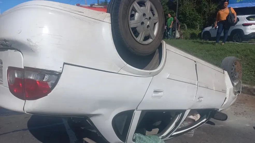 Carro capotou na Avenida  Bonocô