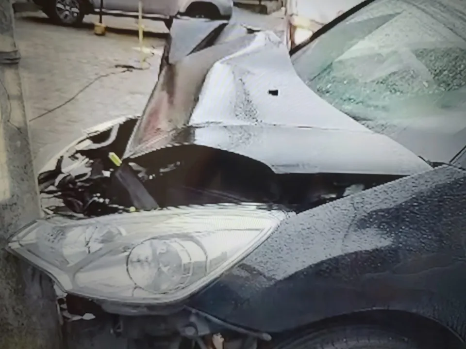 Carro bateu em poste na manhã desta quinta-feira, 29, em Salvador