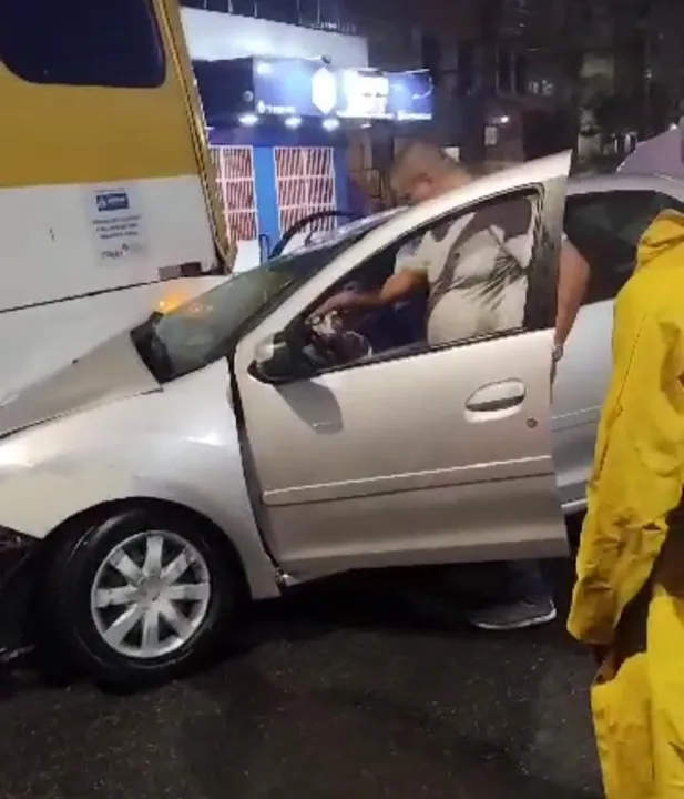 Imagem ilustrativa da imagem Mulher fica ferida após carro colidir com ônibus no Caminho de Areia