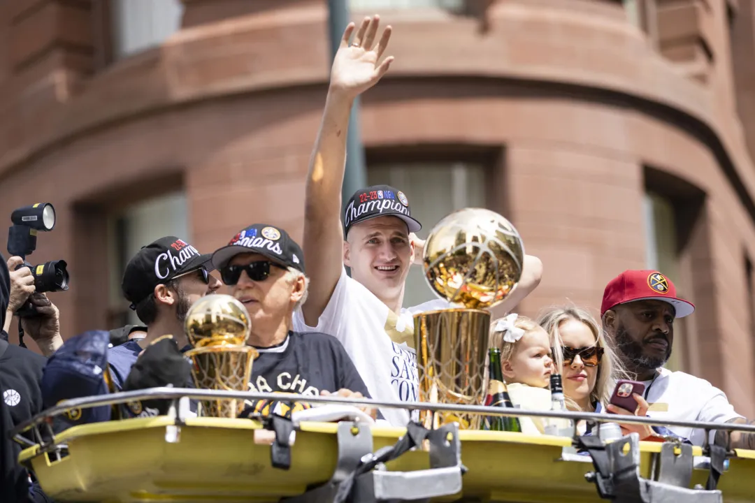 Nikola Jokic comemora com torcedores título da NBA