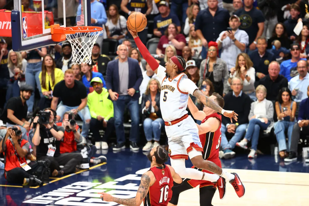 O clima nas arquibancadas da Ball Arena empurrava o Denver