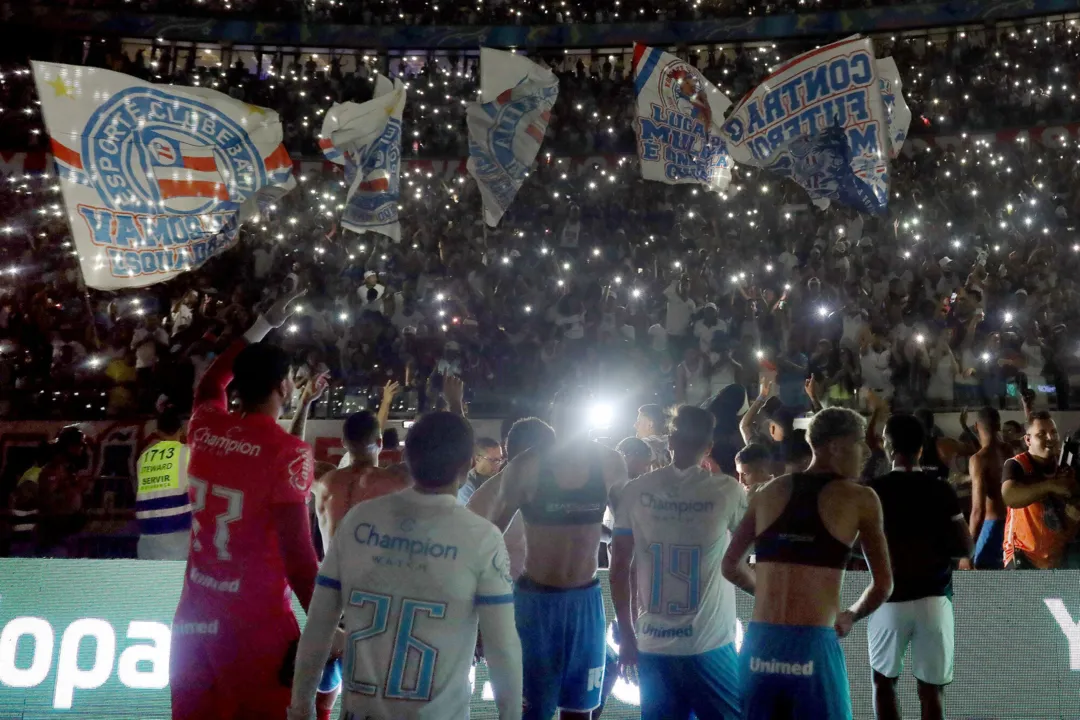 Jogadores comemoram classificação ao lado da torcida, na Arena Fonte Nova