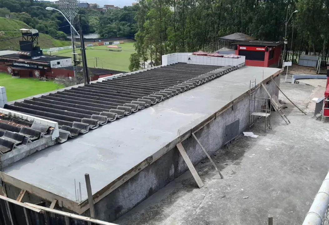 Laje dos novos banheiros feminino e infantil do Barradão já foi erguida