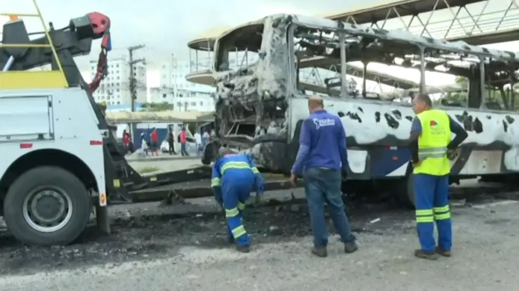 Concessionária Bahia Norte faz retirada do ônibus da via na manhã desta sexta-feira, 2