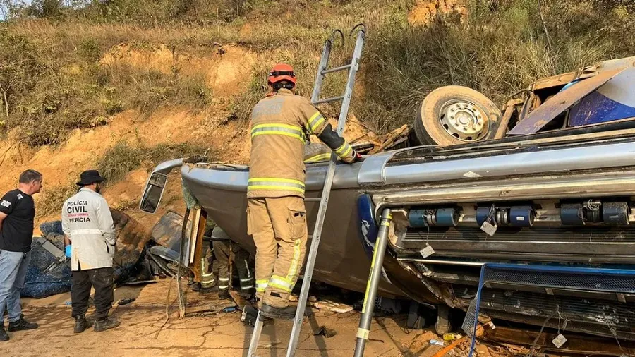 Imagem ilustrativa da imagem Ônibus que capotou com torcedores estava irregular, revela ANTT