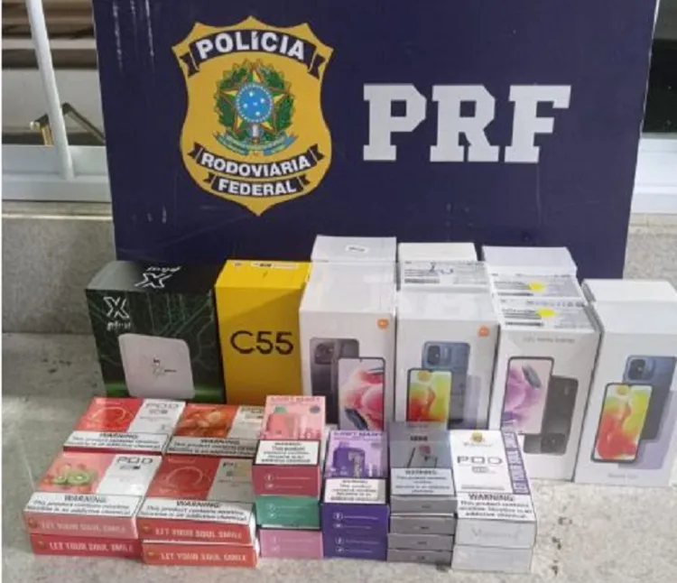 Passageiro e todo material apreendido foram apresentados na Delegacia de Polícia Federal, pelos crimes de contrabando e descaminho