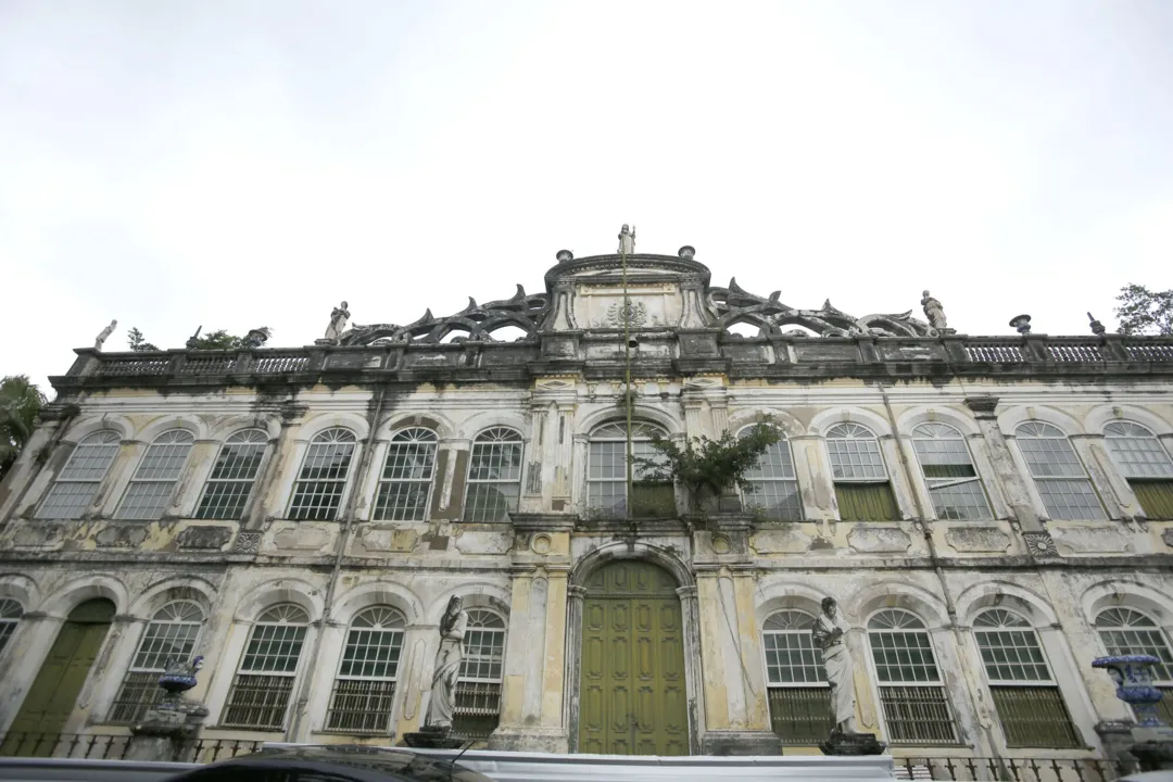 Casarão fica localizado na Avenida Luiz Tarquínio