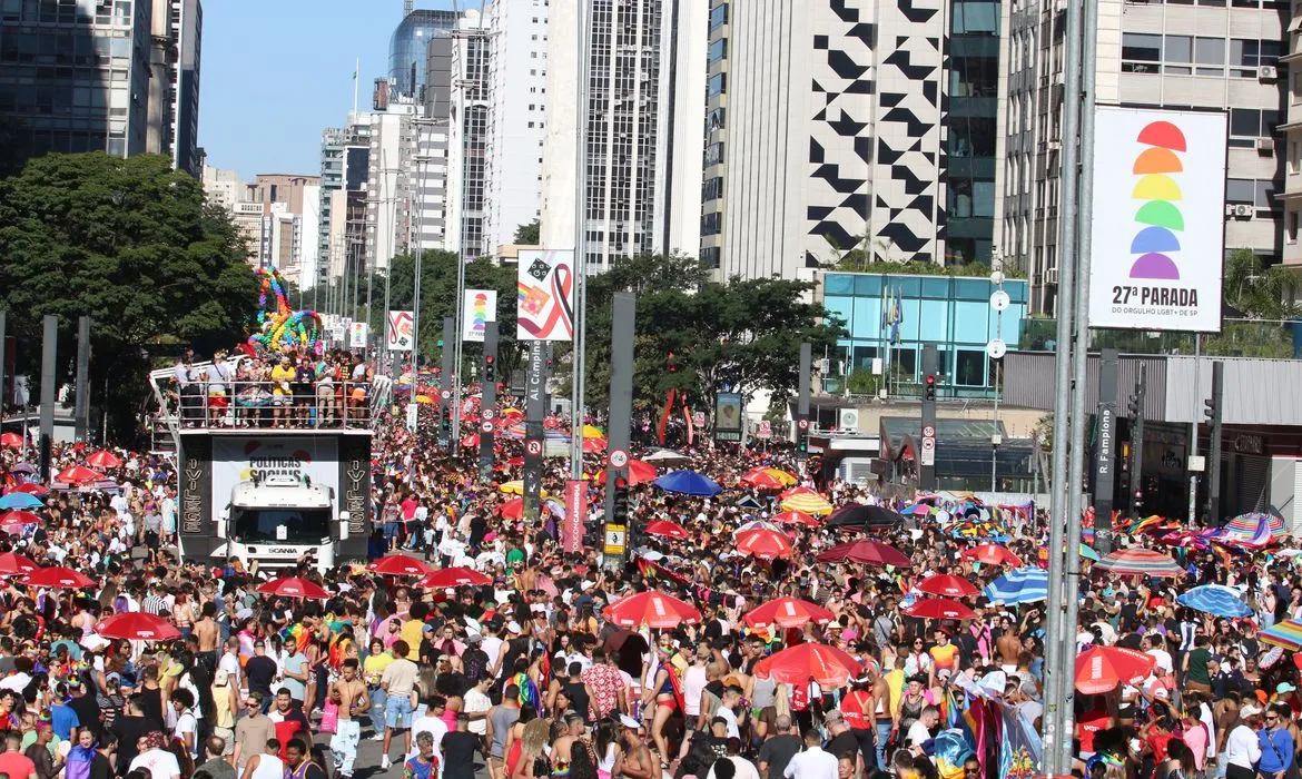 Na edição deste ano, a parada tem como foco a luta para que as políticas públicas englobem a comunidade LGBTQIA+