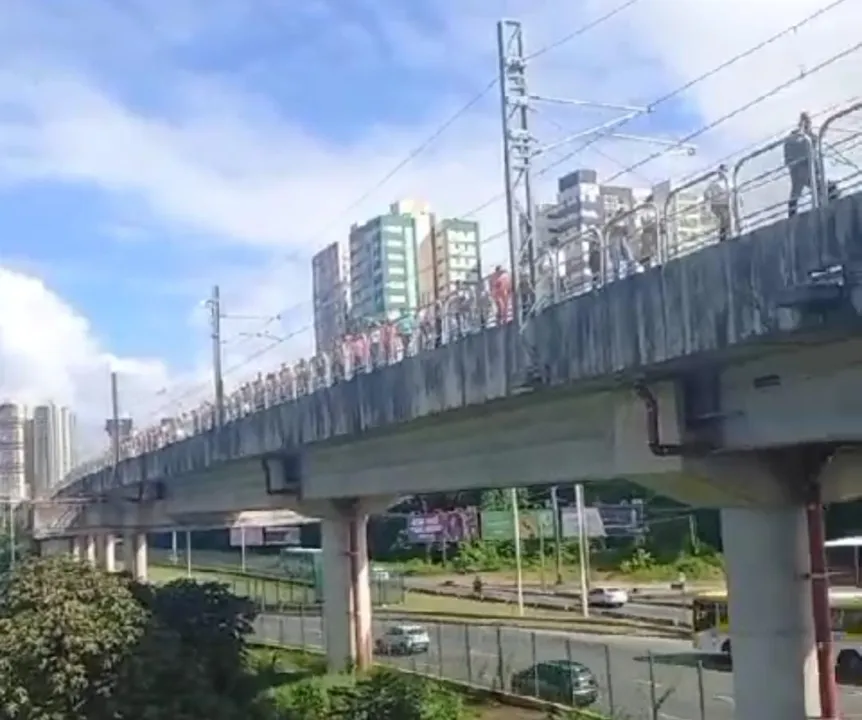 Imagem ilustrativa da imagem Passageiros abandonam trens após falha elétrica no metrô