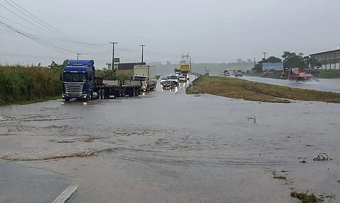 Chuva intensa provocou alagamentos em rodovias que cortam os estados atingidos