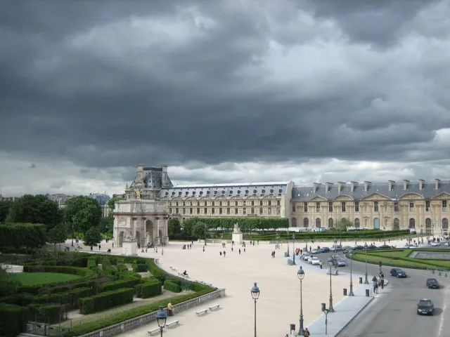 Praça em frente ao museu do Louvre