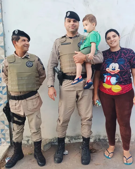 Os policiais levaram a mãe e a criança para o hospital da cidade para atendimento médico