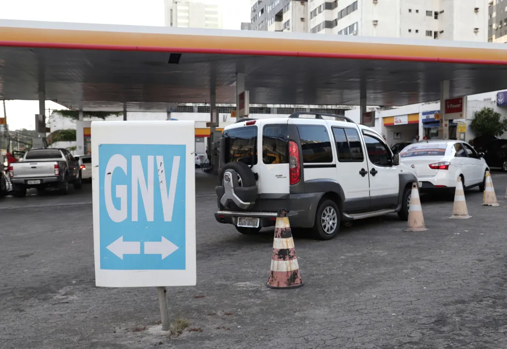 Abastecimento de GNV (gás natural veicular) em postos de Salvador