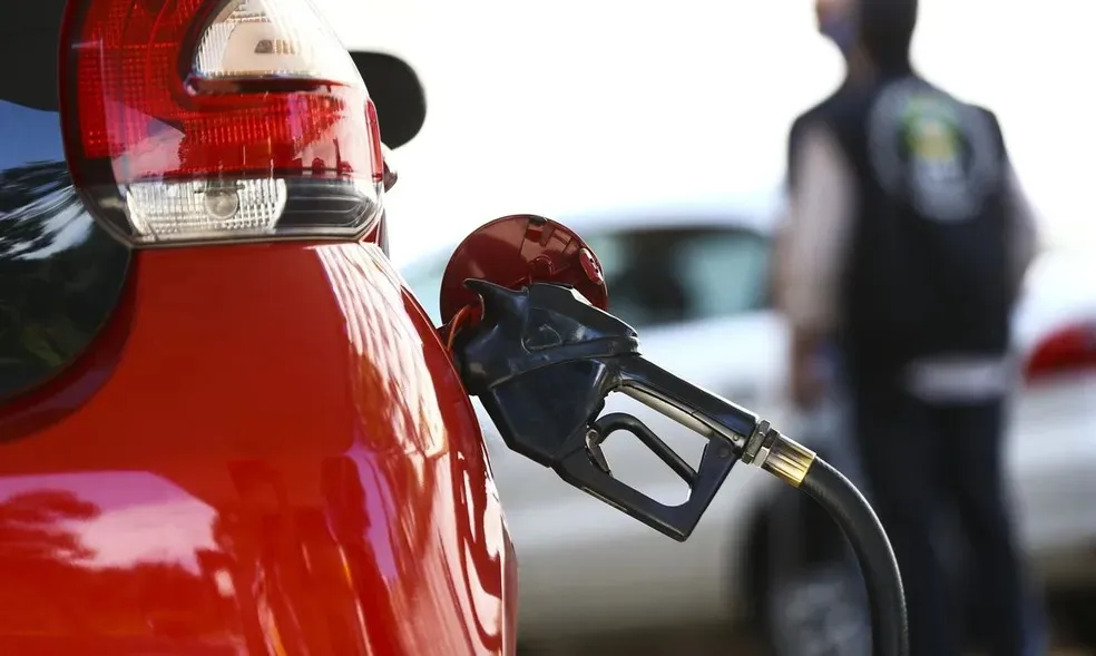 Preço médio da gasolina cai em Salvador