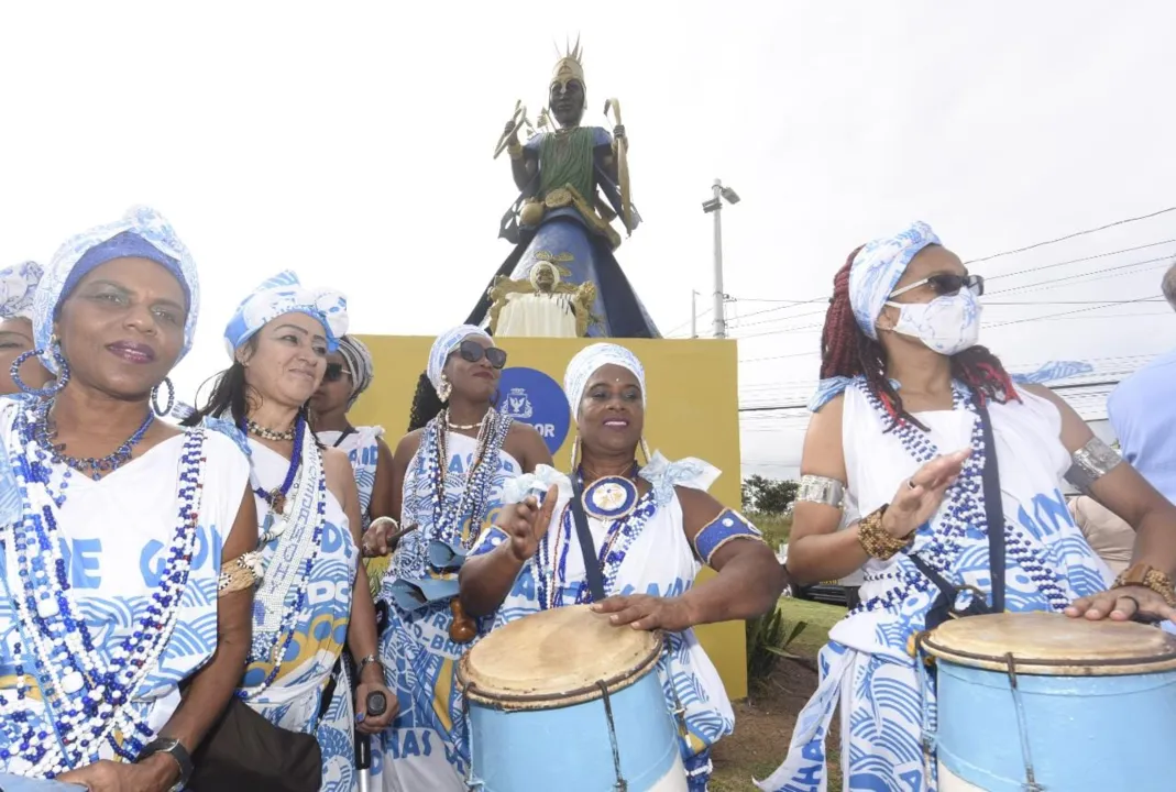 Com cerca de dois metros de altura, a estátua de Mãe Stella de Oxóssi (1925-2018) é de autoria do escultor Tatti Moreno