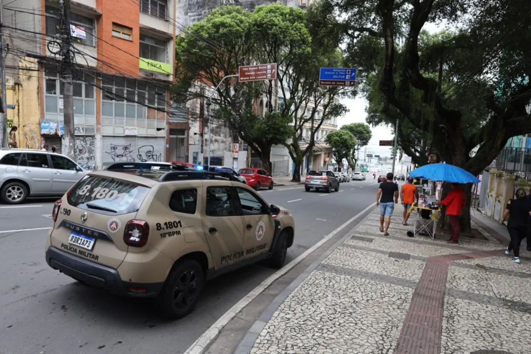 Patrulhamento da PM garante segurança para comerciantes no Centro de Salvador