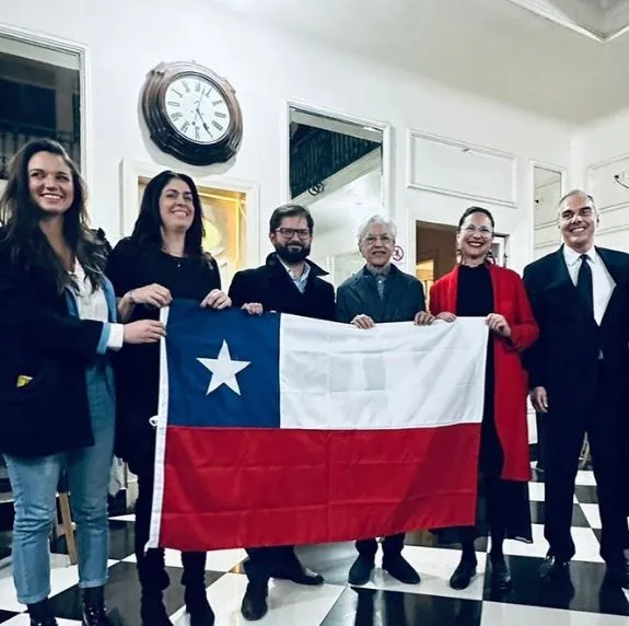 Caetano e sua esposa Paula Lavigne, ao lado de autoridades chilenas, incluindo o presidente Gabriel Boric