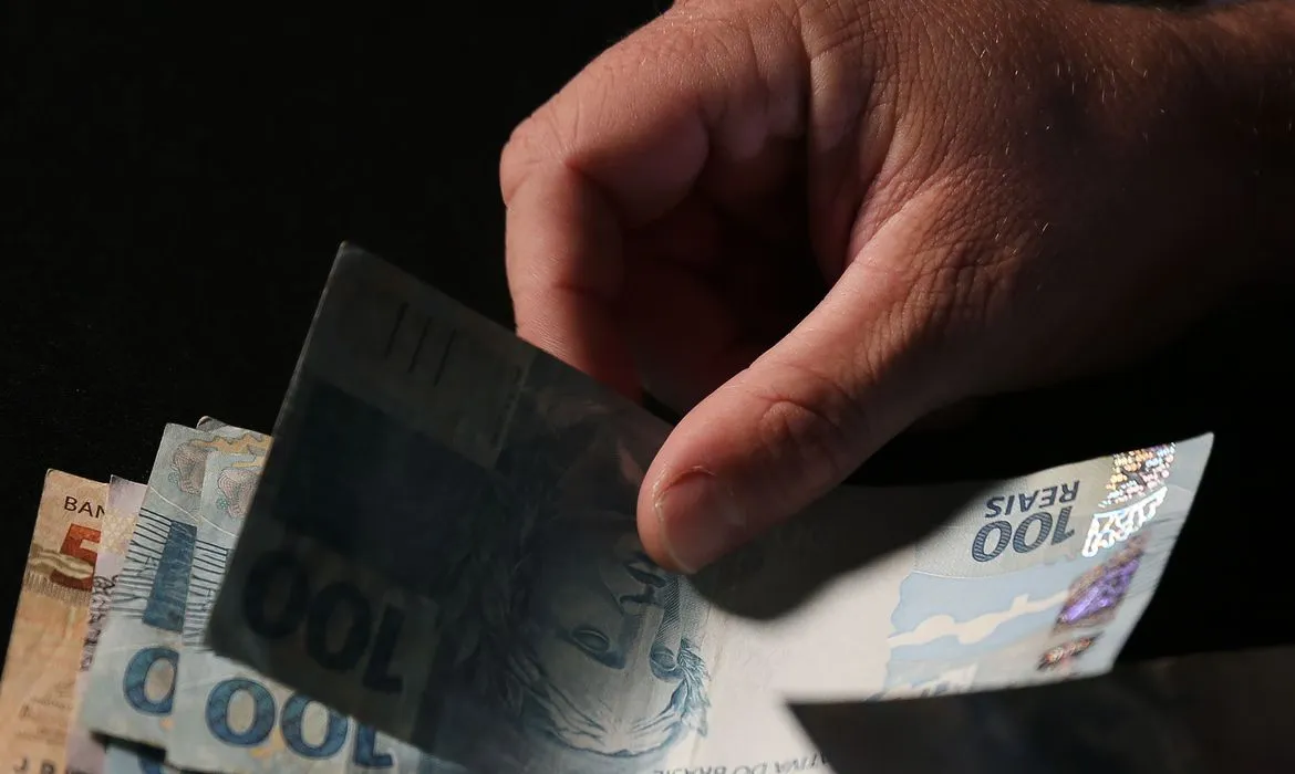 Programa Desenrola beneficia quem tem  renda entre R$ 2.640 e R$ 20 mil/mês