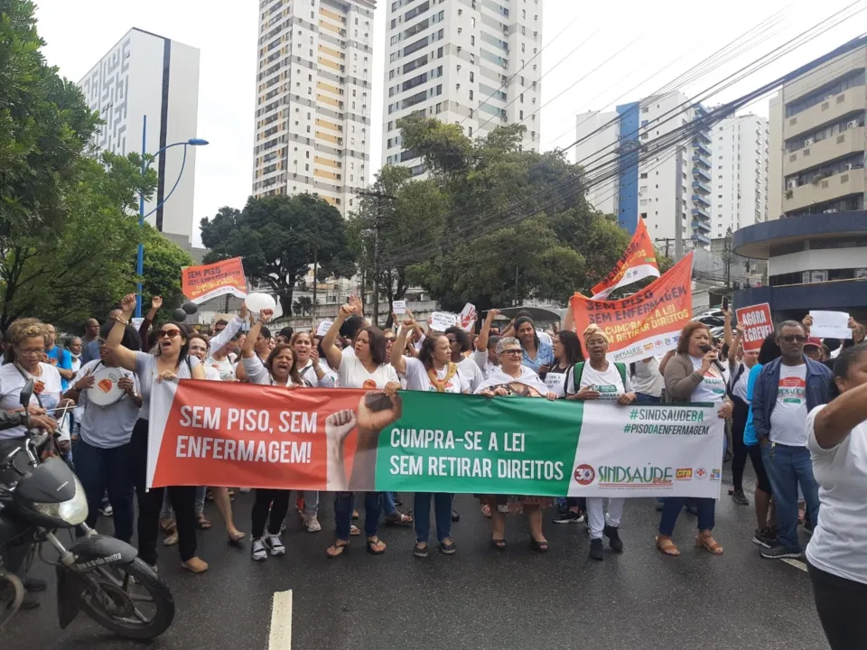 Profissionais da enfermagem fecharam parte da Avenida Vasco da Gama