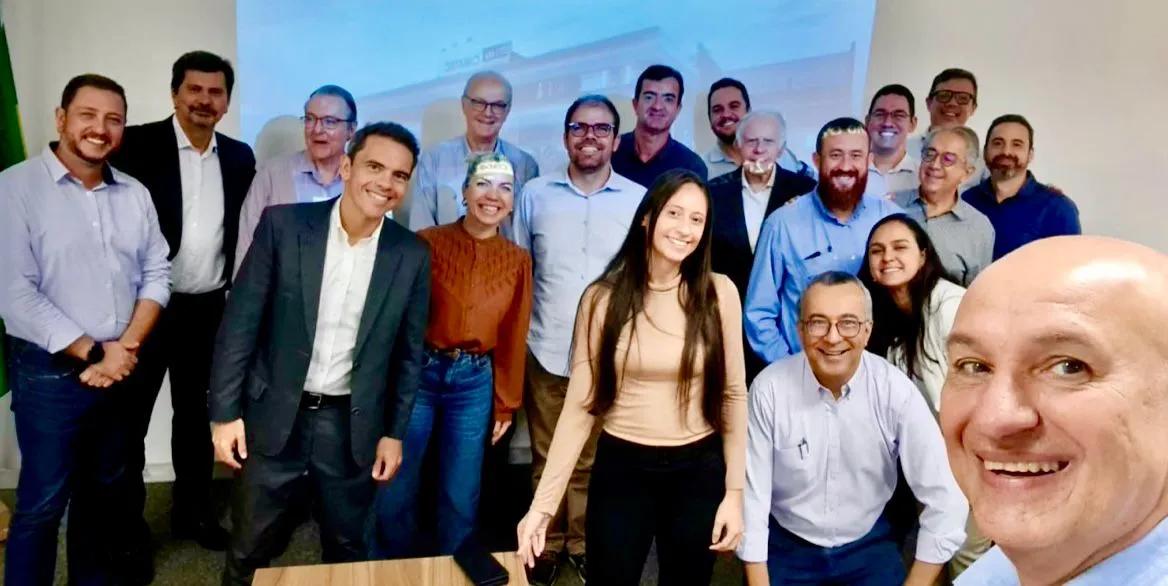 O professor Gonçalo Pereira, líder do projeto na Unicamp, à frente na foto