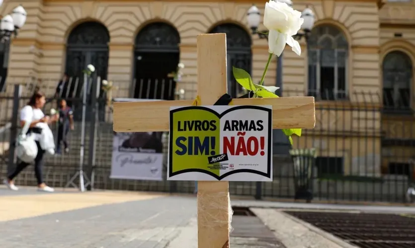 Estabelecer programas específicos para a saúde mental dos estudantes e de mediação e justiça restaurativa nas escolas para lidar com conflitos e bullying é um dos pontos sugeridos pelo Instituto Sou da Paz como forma de combater os atentados às escolas,como os que aconteceram nos últimos anos no país