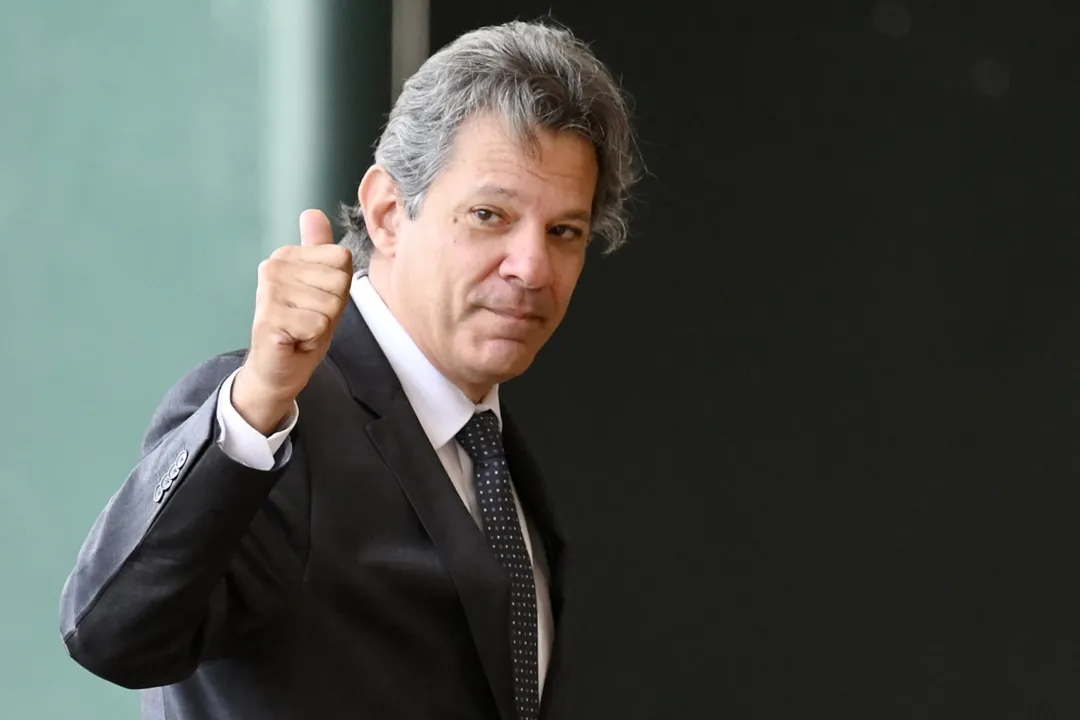 (FILES) In this file photo taken on November 28, 2022, Brazil's former minister Fernando Haddad give his thumb up on arrival at the transitional government building, in Brasilia. - Brazilian President-elect Luiz In?cio Lula da Silva revealed on Friday December 9, 2022, the main names of his future government, including former Sao Paulo mayor Fernando Haddad as the Economy Minister and former Minister Mauro Vieira for Foreign Affairs. (Photo by EVARISTO SA / AFP)