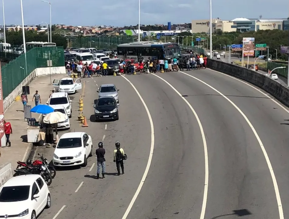 Familiares formaram uma fila e fecharam a via com cartazes