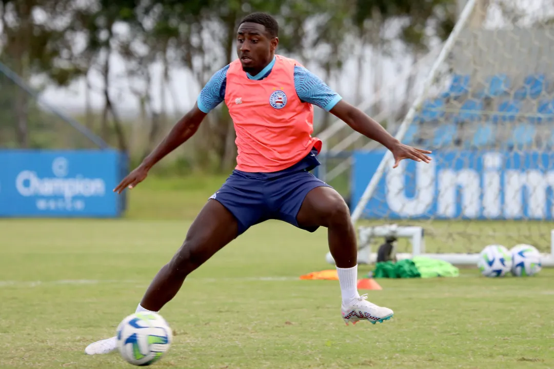 O jogador deve atuar na lateral-esquerda contra o Grêmio