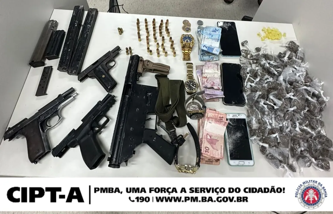 Armas, munições, carregadores, drogas e celulares foram apreendidos com o grupo