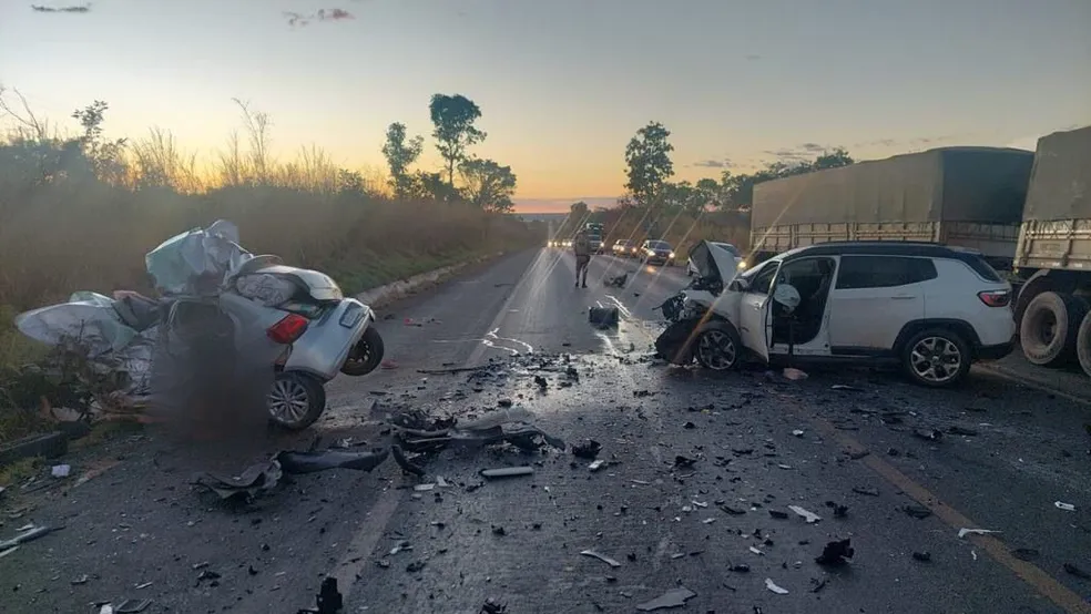 Batida frontal deixou quatro mortos na BR 242, em Barreiras, na madrugada de domingo.
