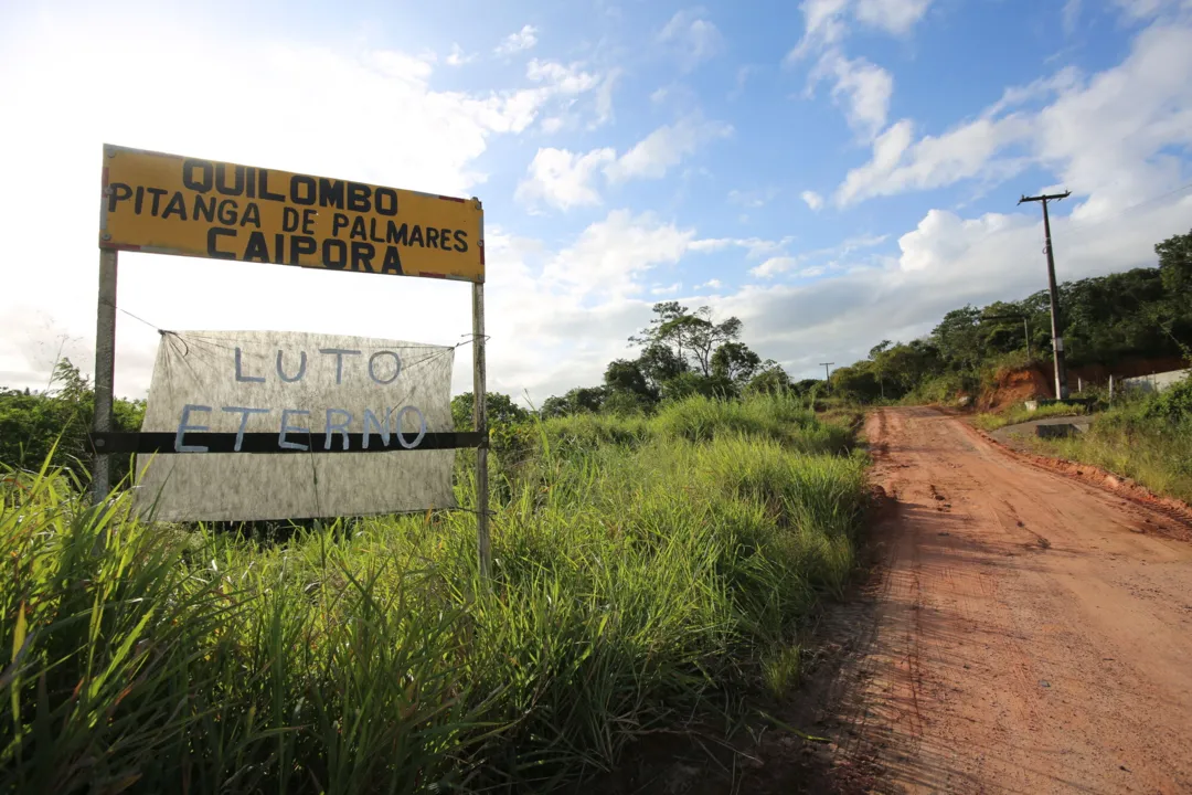 Entrada do Quilombo Pitanga de Palmares Caipora, em Simões Filho, com a faixa de "Luto Eterno" após assassinato de Mãe Bernadete