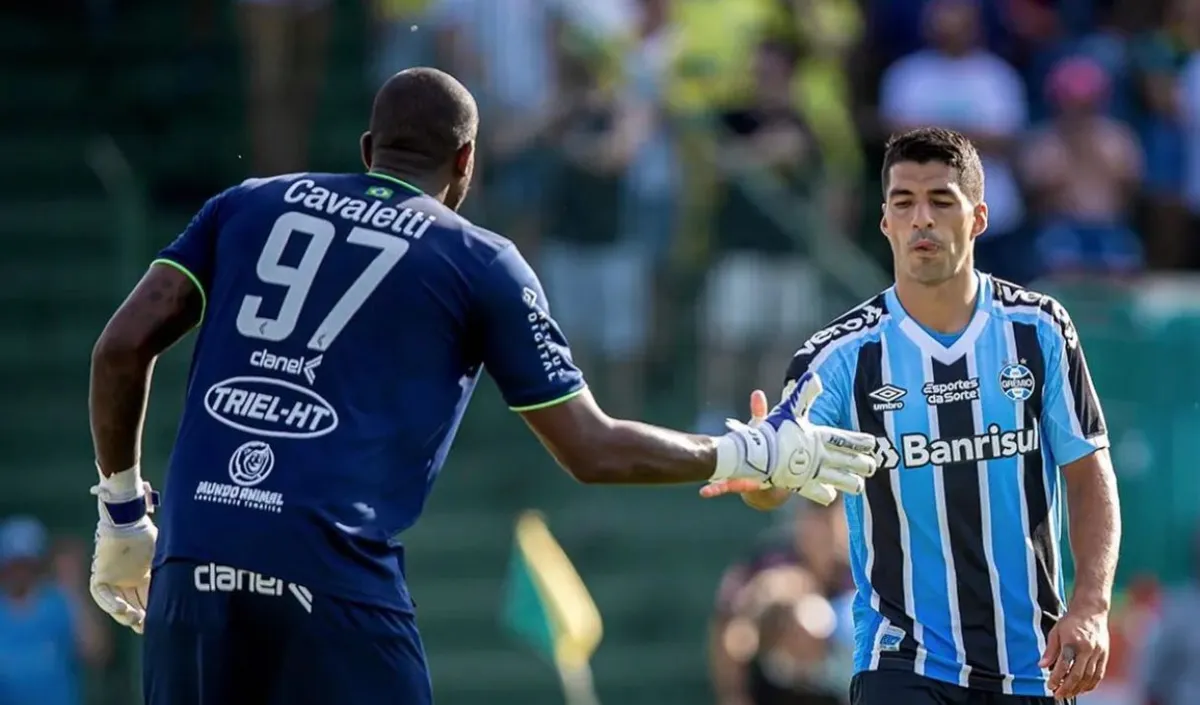 Caíque cumprimenta Luis Suárez após confronto do Campeonato Gaúcho