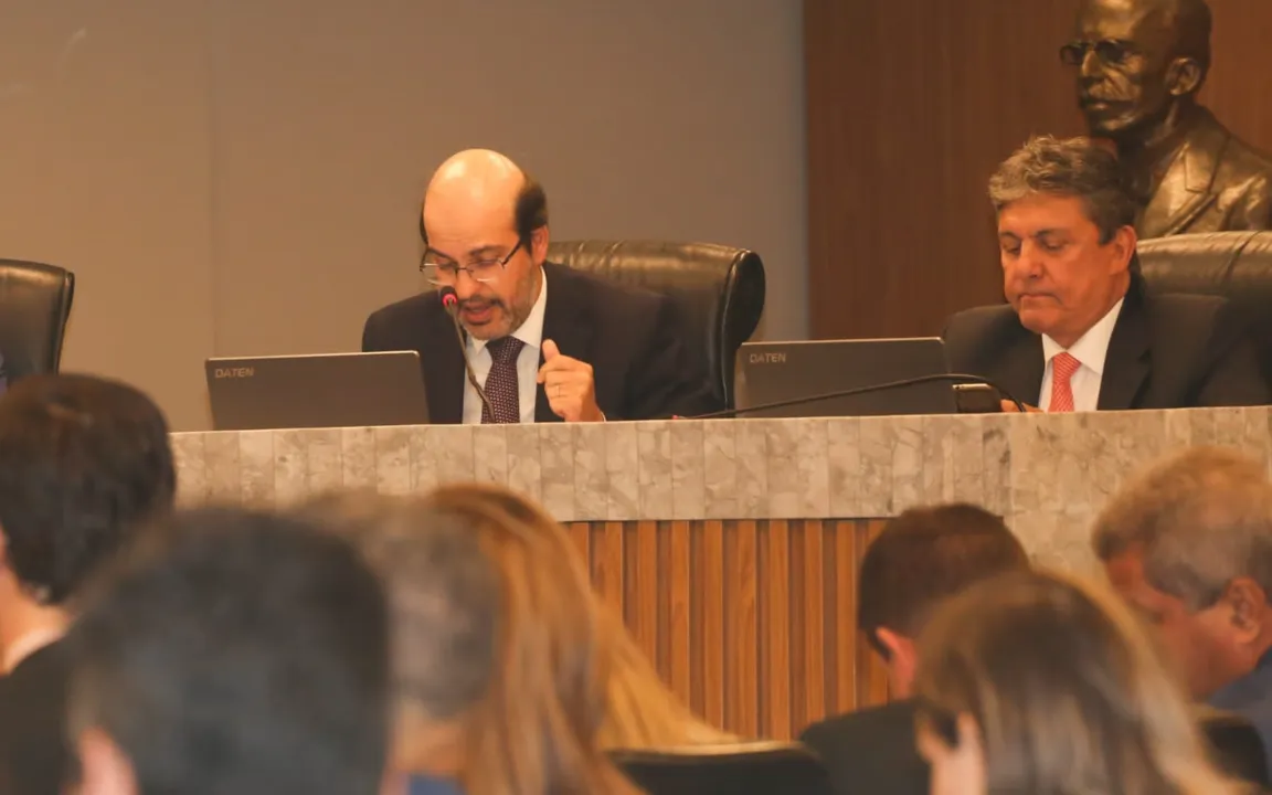 TCE/BA convida secretários estaduais para a sessão de apreciação das contas do Executivo. 

Na foto:Relator do processo, o relator Gildásio Penedo Filho inicia sua fala sobre a apreciação de contas da gestão Rui Costa em 2022