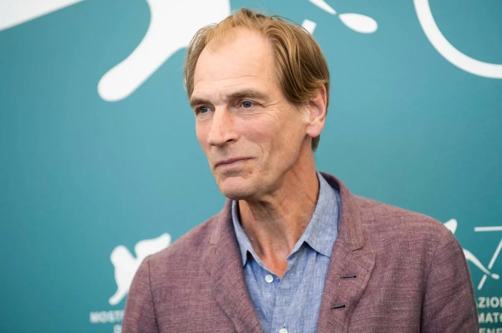 O ator britânico Julian Sands é conhecido por participações em filmes e séries de TV