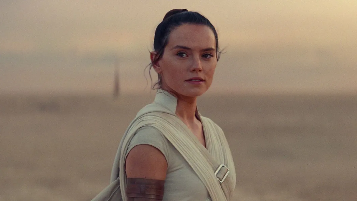 Daisy Ridley retorna como Rey, agora com a missão de treinar outros jedi